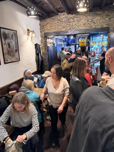 Interior del Bar Tita Paca — la parrilla en acción